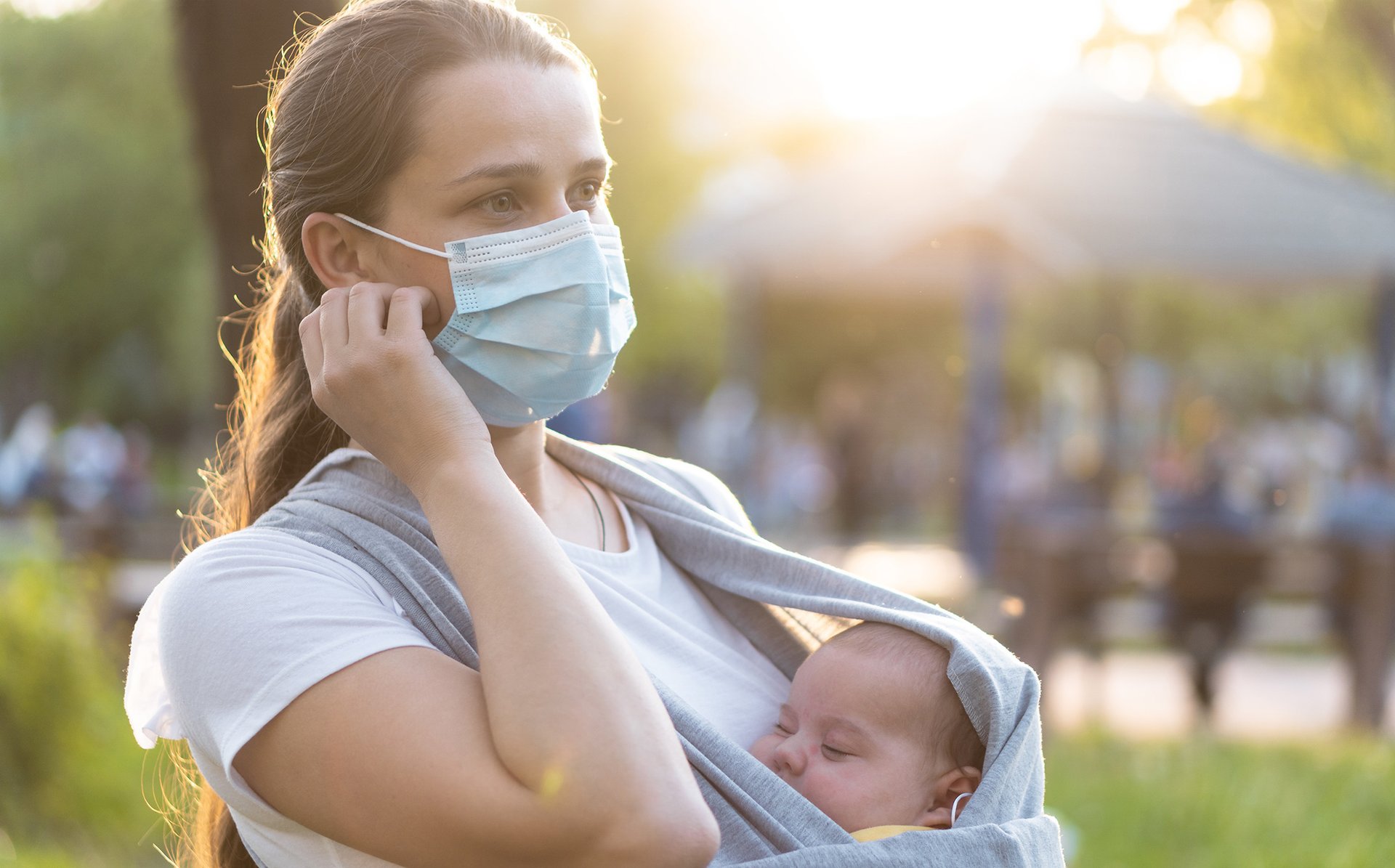 Kobieta chroni siebie i dziecko przed Koronawirusem