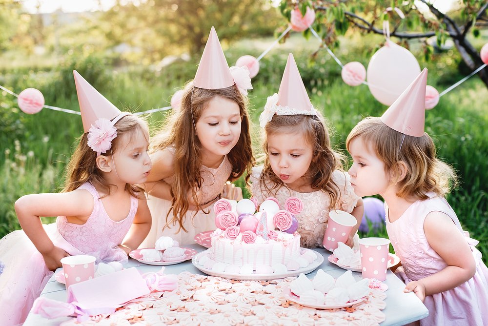 Grupa-dziewczynek na urodzinach
