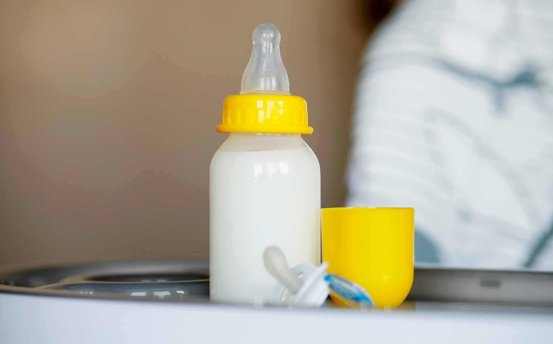 Butelka dla dziecka pełna mleka