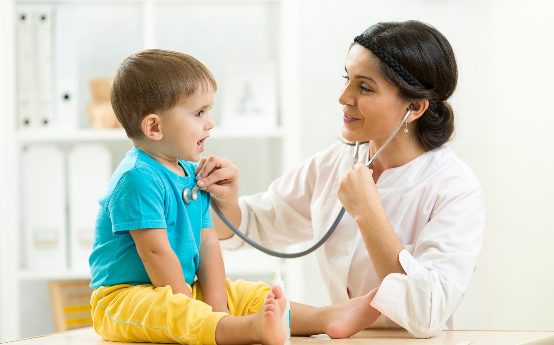 Lekarz pediatra bada dziecko stetoskopem