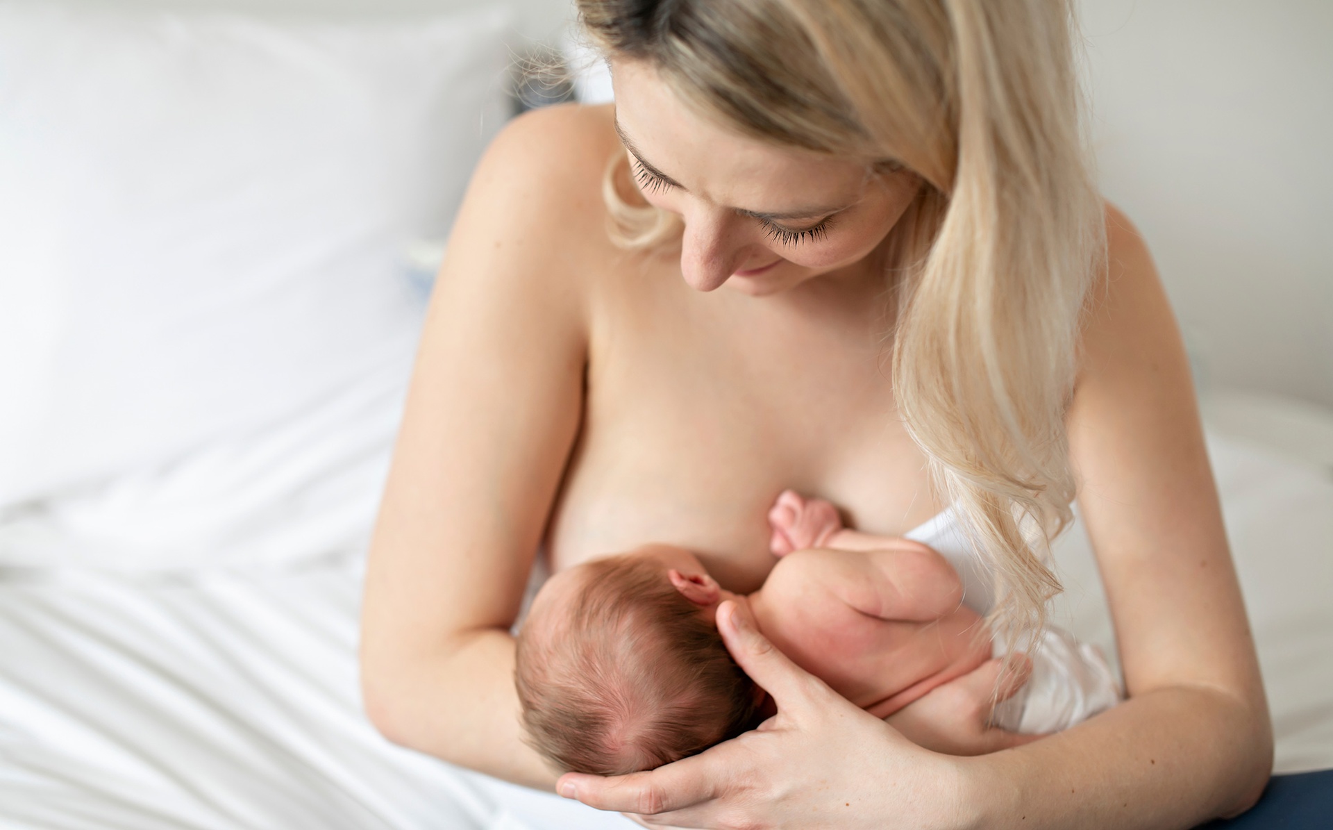 Kobieta karmi piersia noworodka
