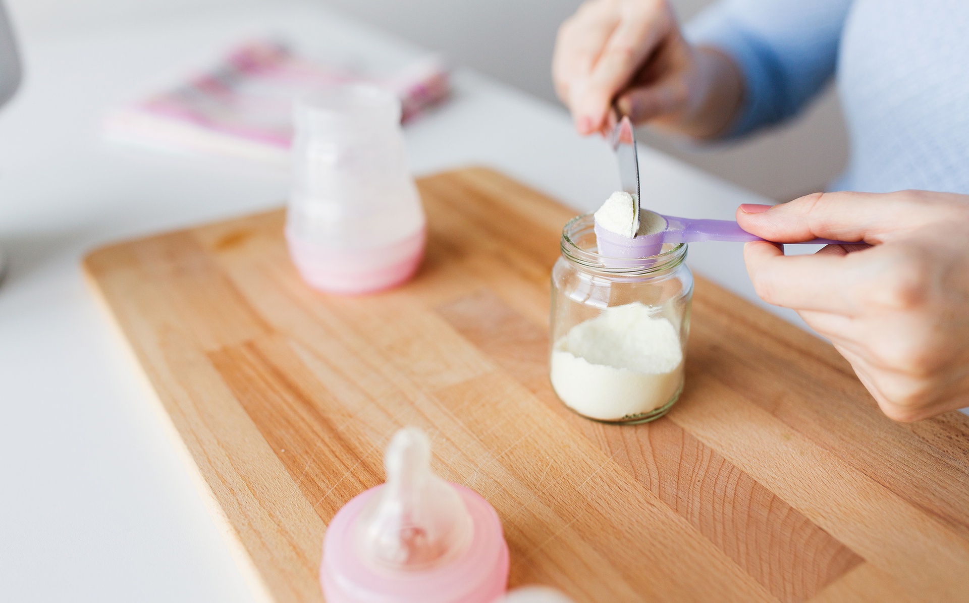 Kobieta przygotowuje mleko modyfikowane dla dziecka