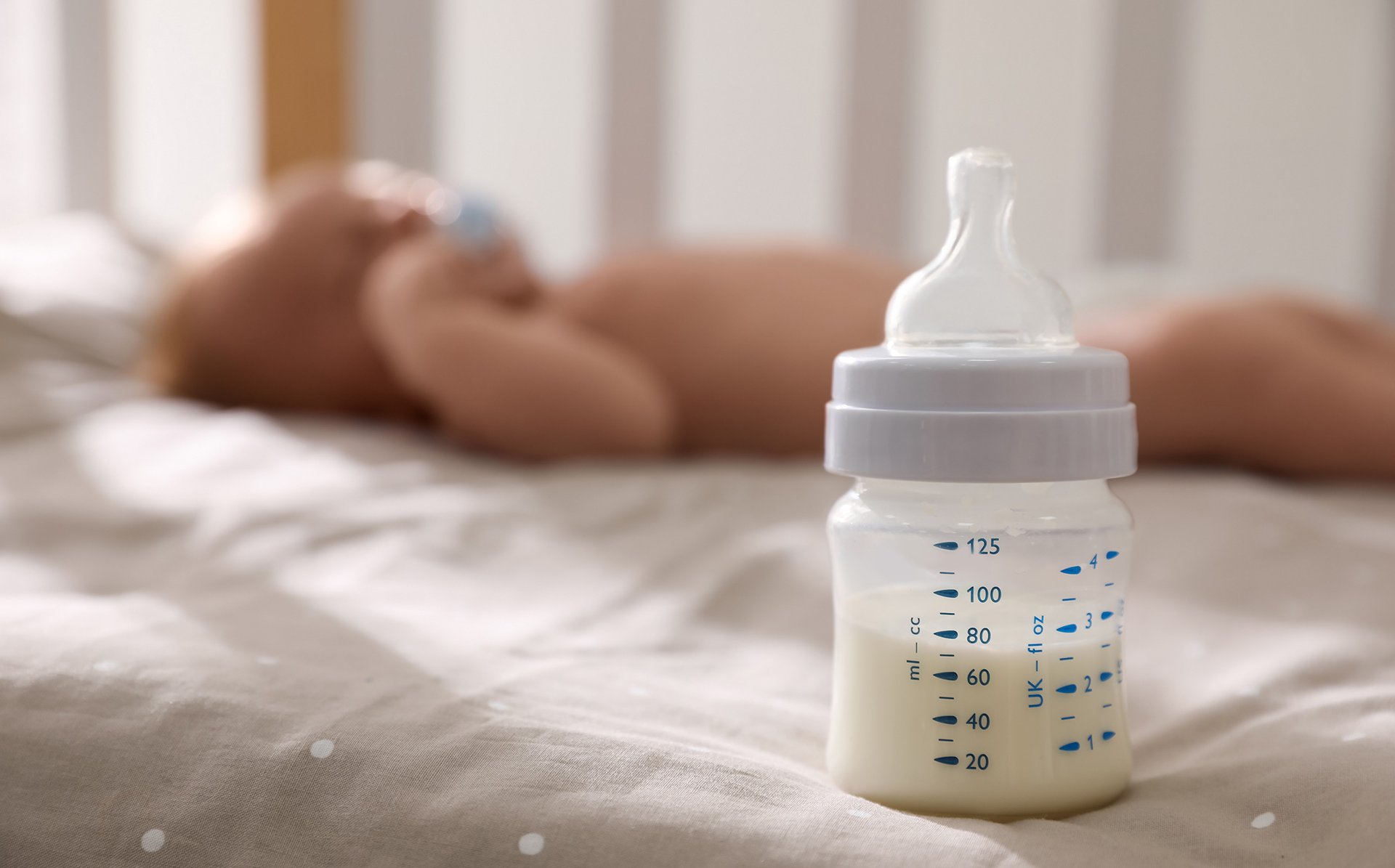 Mleko modyfikowane stoi w dzieciecym pokoju