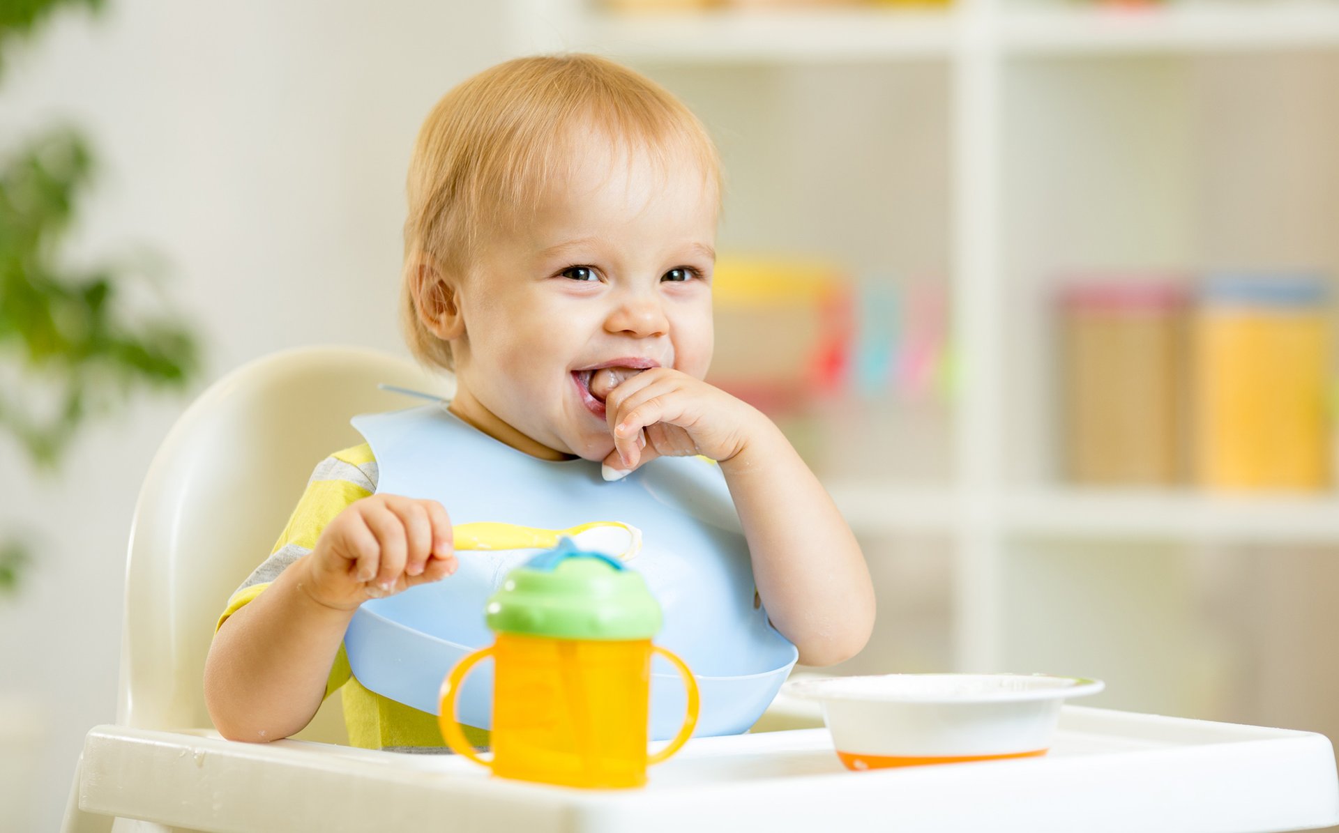 Dziecko pije mleko modyfikowane z kubeczka