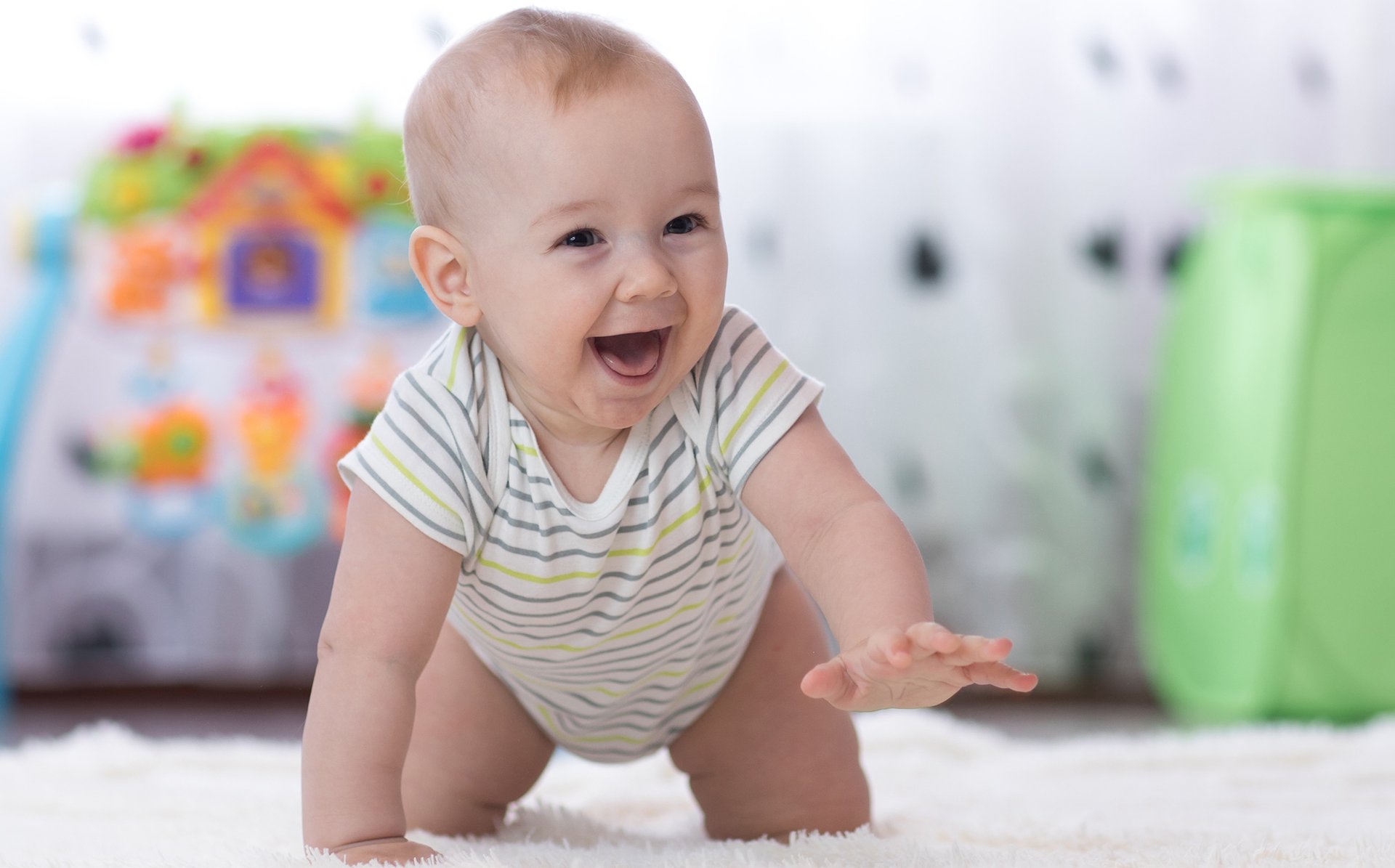 Male dziecko raczkuje po dywanie