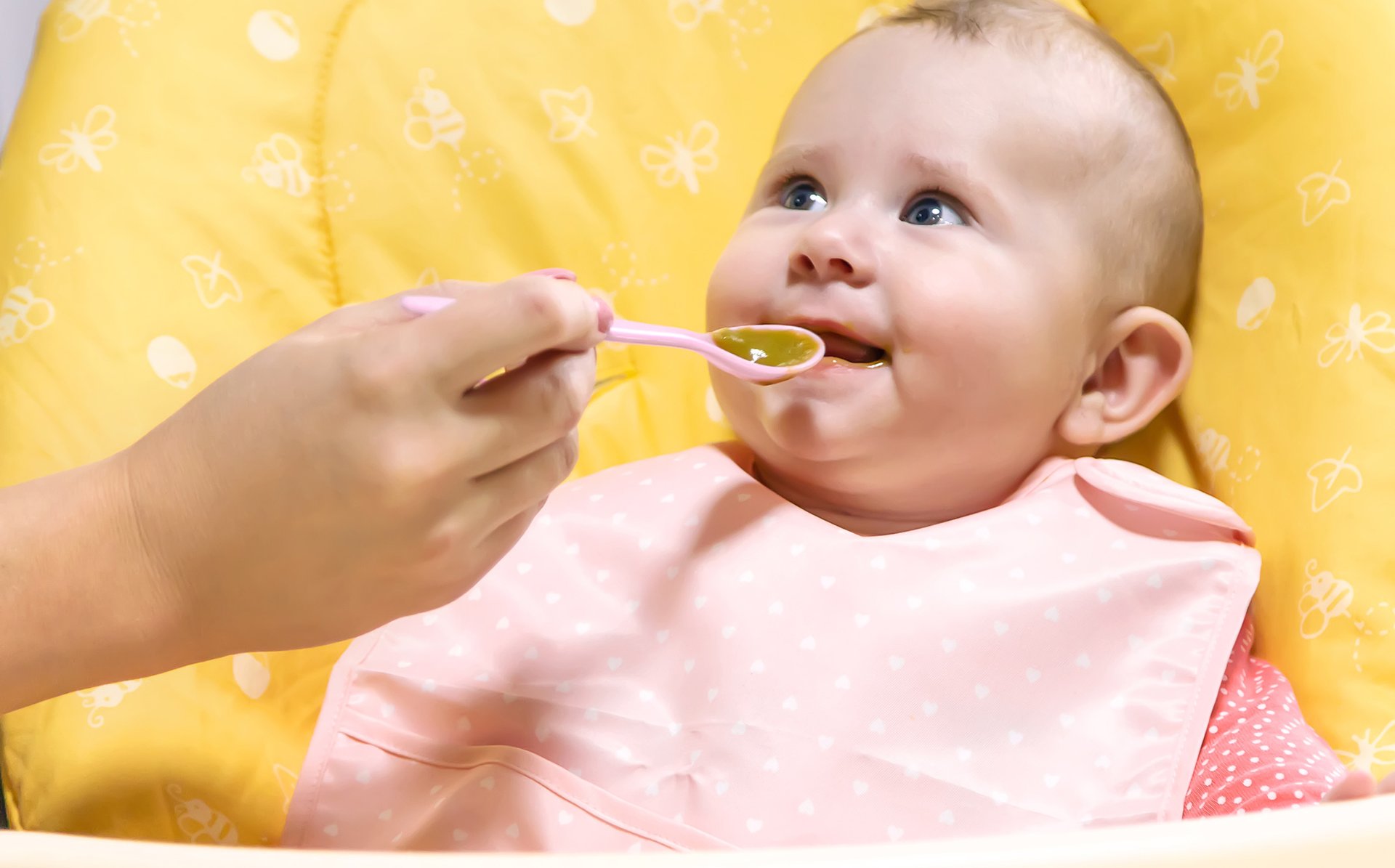 Glodne dziecko bierze do ust lyzeczke z zupka