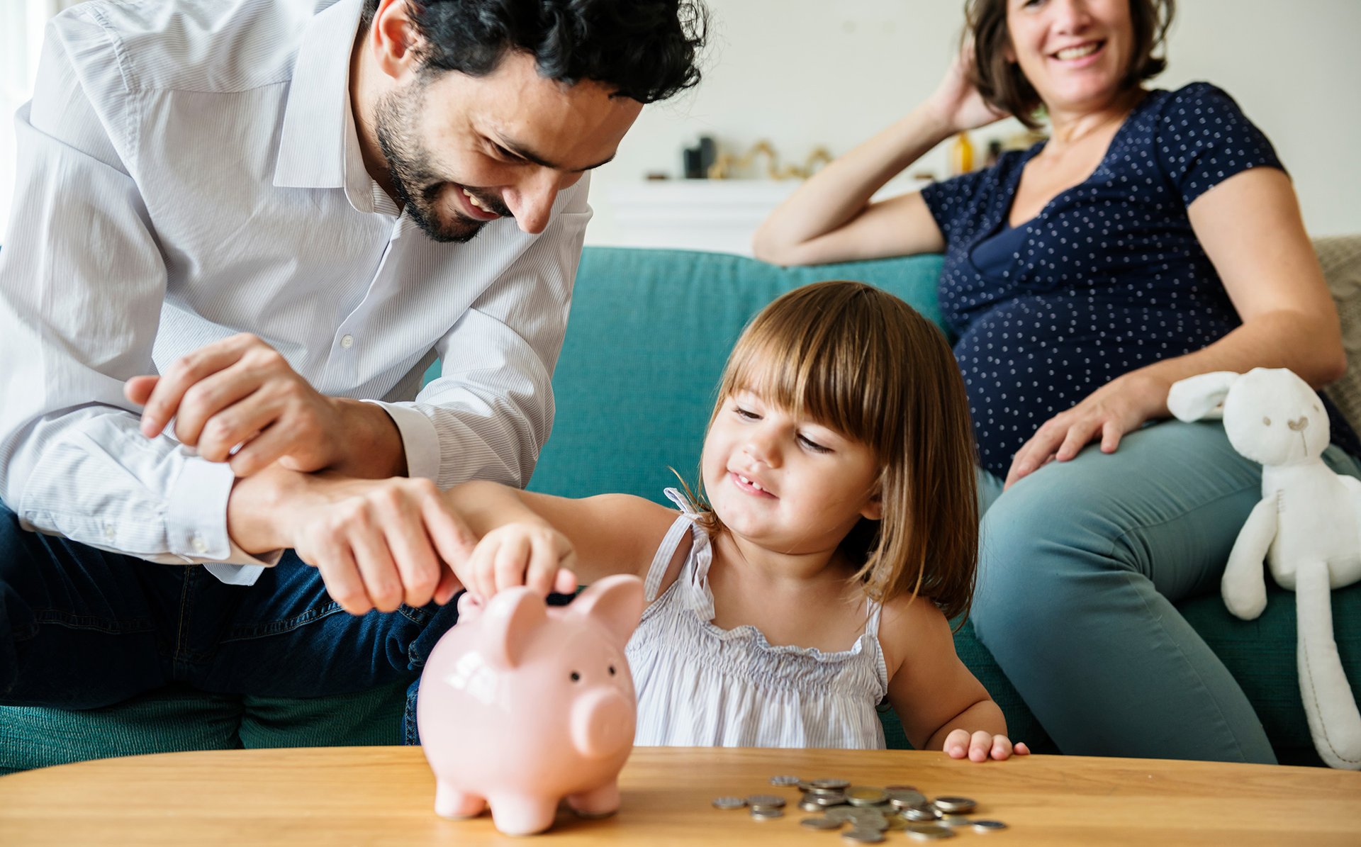 Rodzice ucza dziecko oszczedzania pieniedzy do skarbonki
